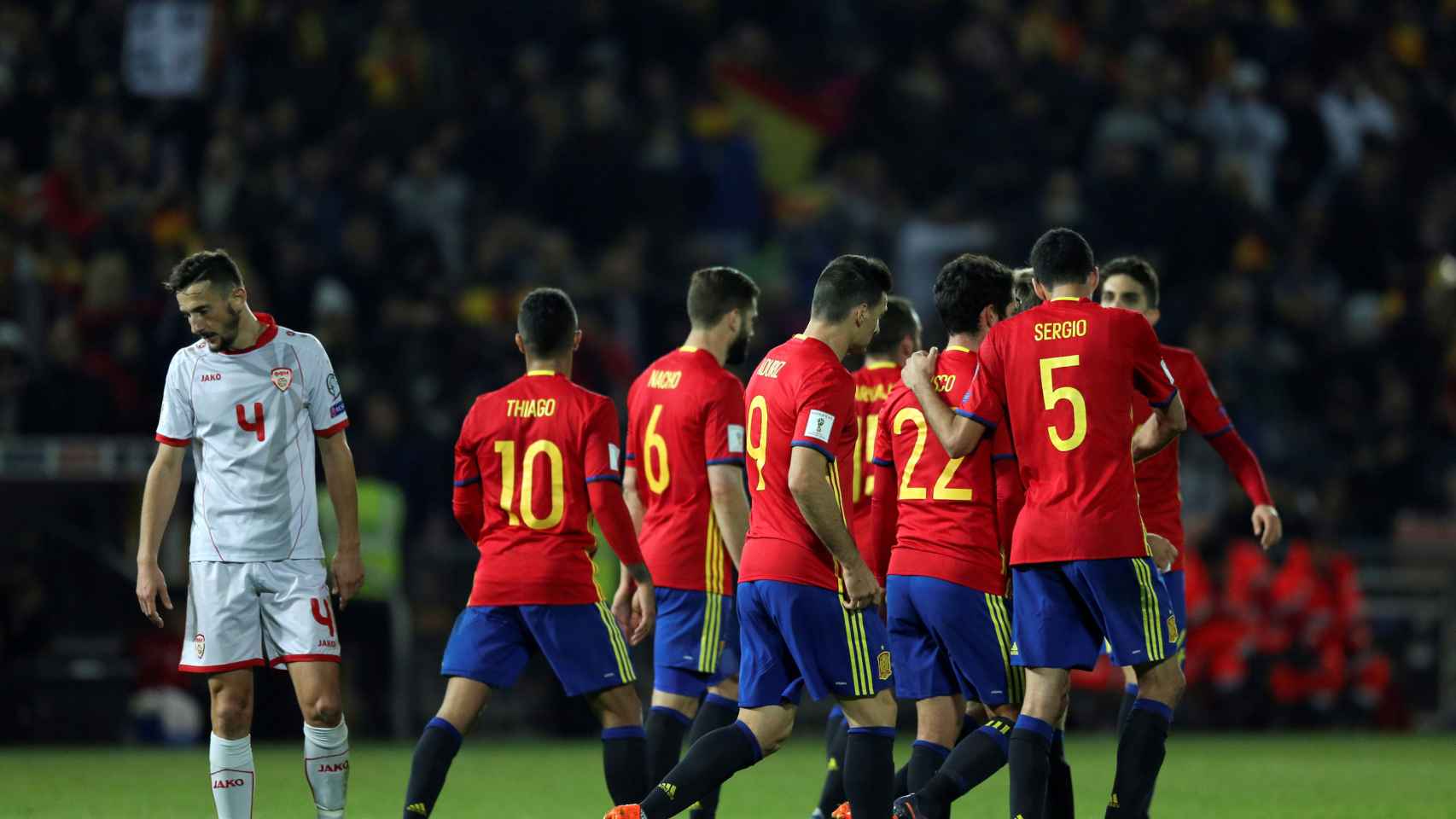 Los jugadores españoles tras un gol.