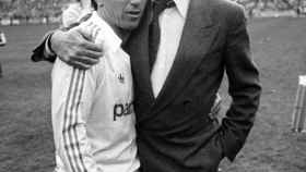 Ramón Mendoza abraza a Juanito en el día de su despedida del Real Madrid