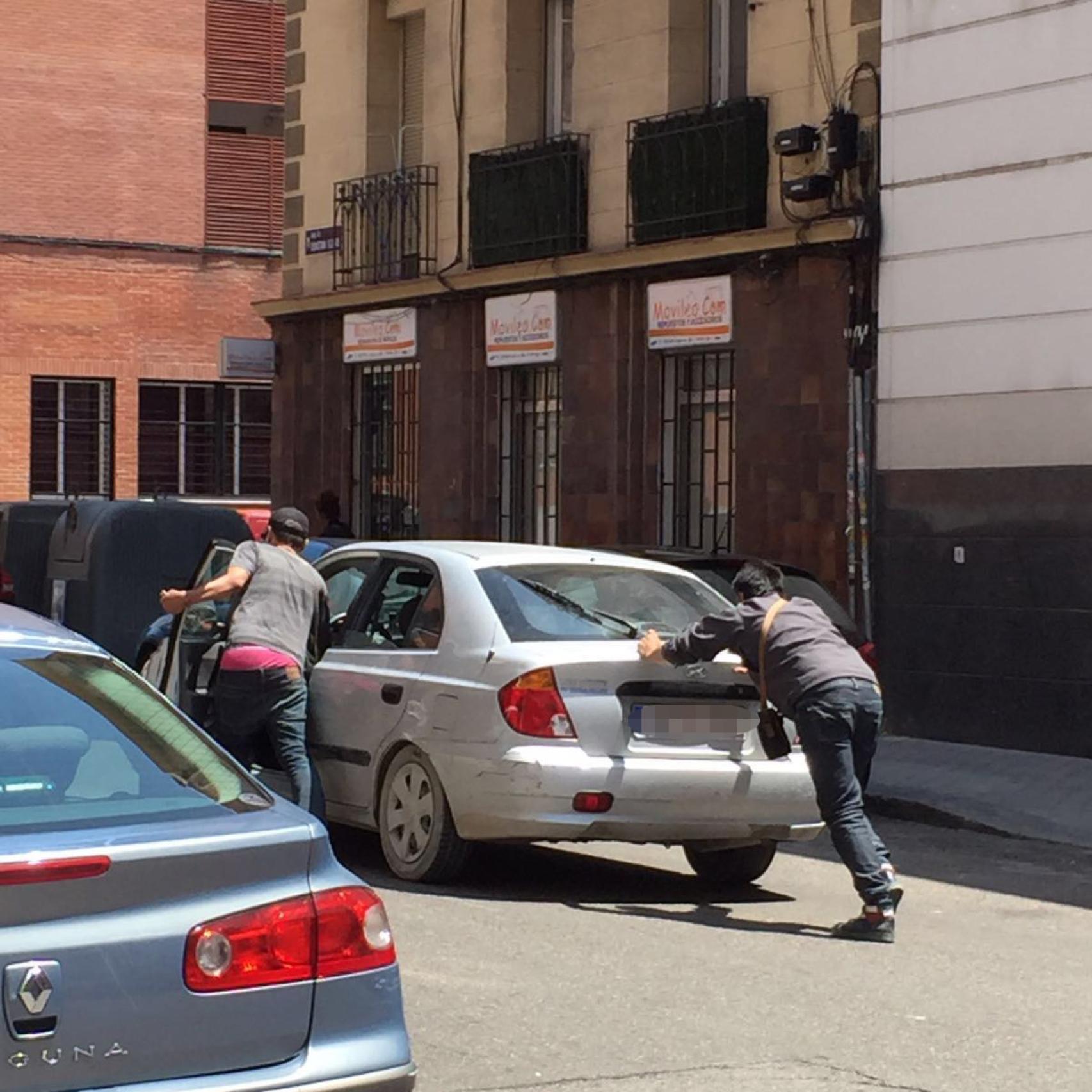 Los coches de la droga recogen a los toxicómanos en Embajadores.