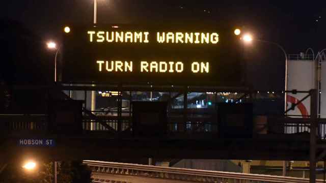 Avisos de tsunami en las carreteras de las zonas afectadas.