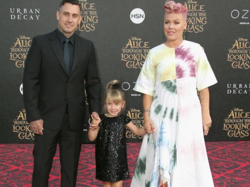 Pink y Carey Hart junto a su hija Willow en la premier de la película Alicia a través del espejo.