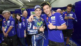 Jorge Lorenzo, junto a Valentino Rossi, tras su última carrera con Yamaha.