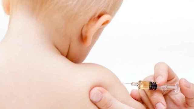 Un niño recibe la vacuna del sarampión