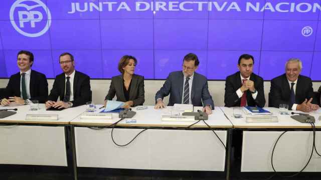 Mariano Rajoy, con la cúpula del PP en la Junta Directiva Nacional este lunes.