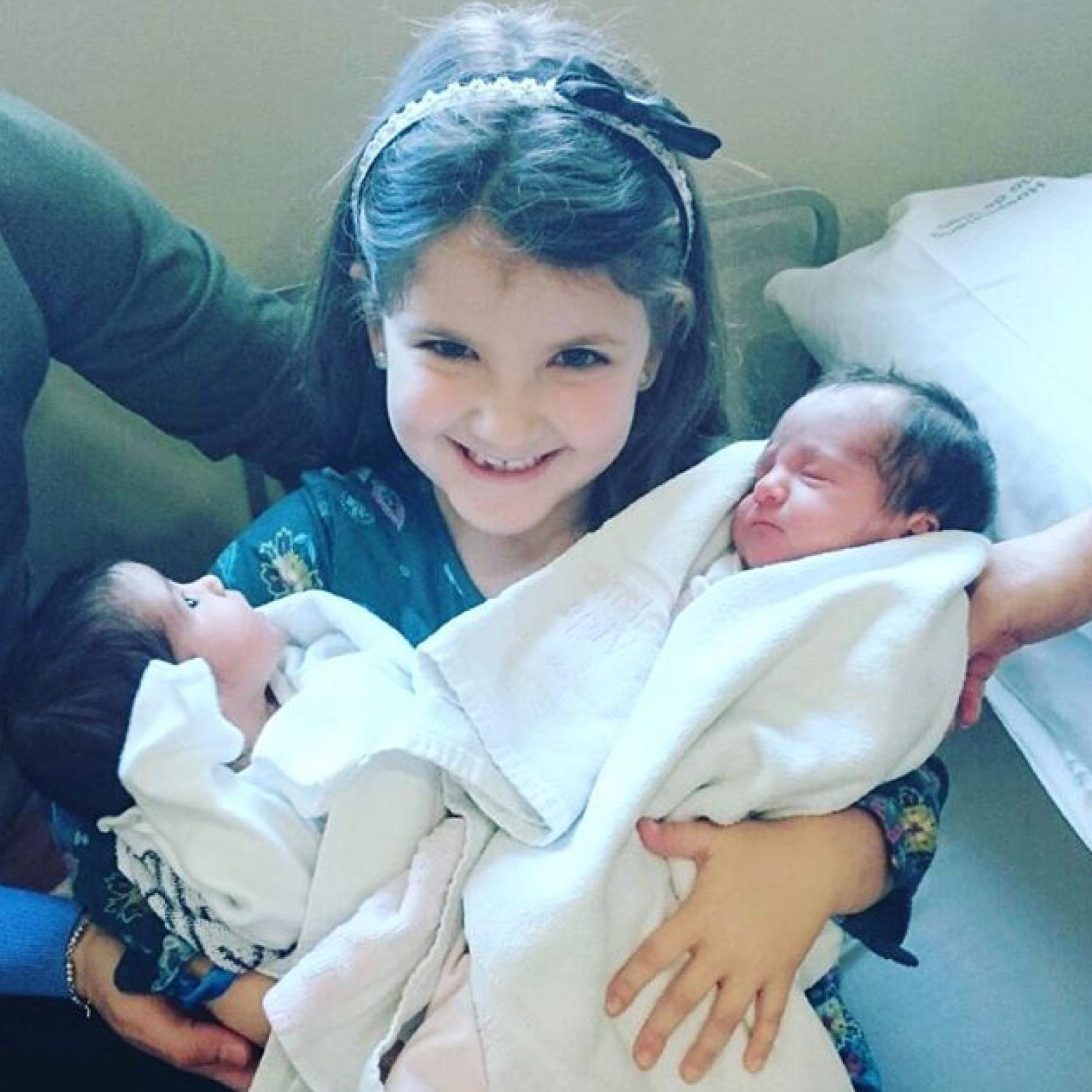 Lola, la hija mayor de Nolito y Laura, con las gemelas, nacidas en diciembre