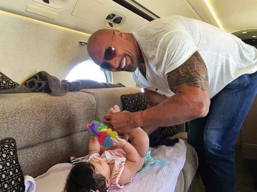 El Actor cambiando pañales a su hija en un avión
