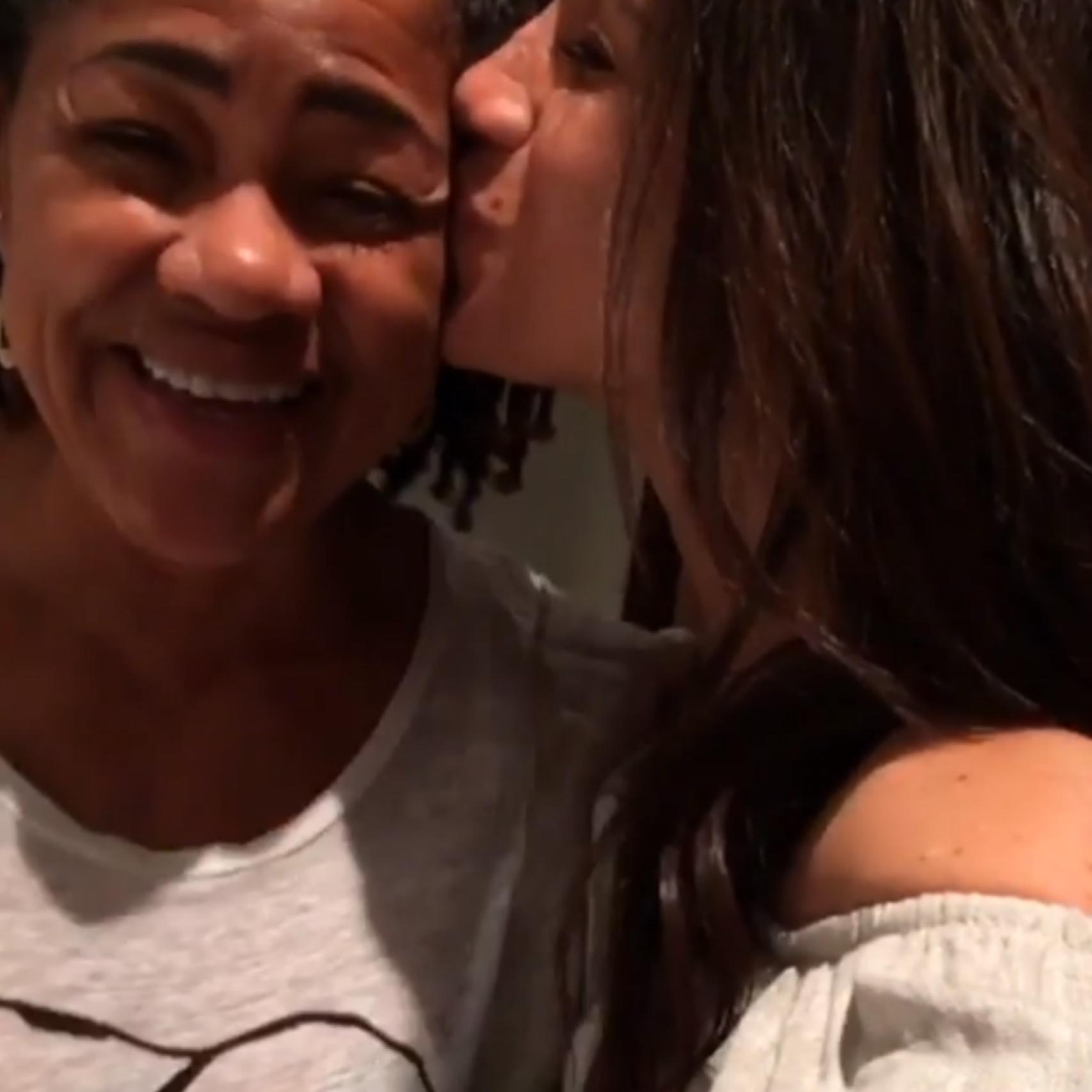 Meghan besa a su madre en un vídeo en Instagram
