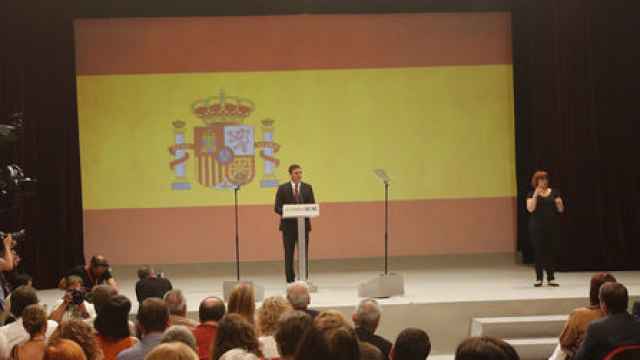 Pedro Sanchez desplegó la gran bandera en junio de 2015, en su presentación como candidato al Gobierno.