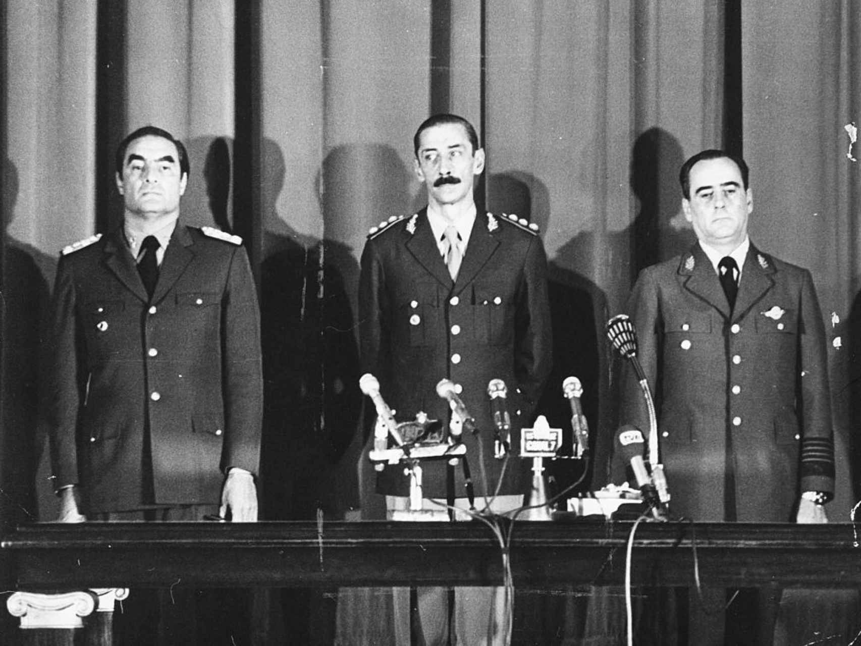 Jorge Videla (c), Emilio Massera (i) y a Orlando Agosti (d) tras dar el golpe de Estado en 1976.