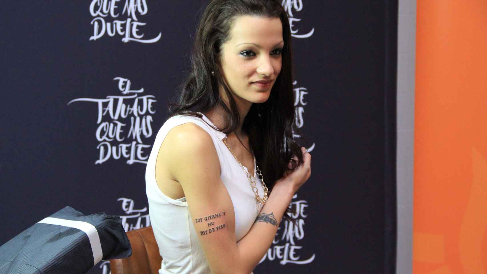 Amanda muestra el tatuaje.