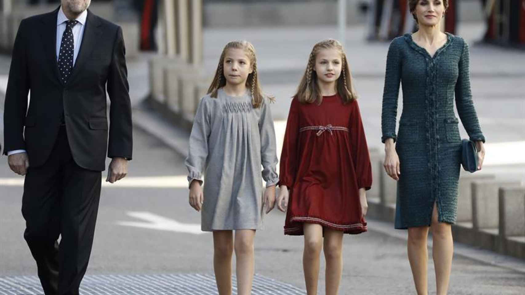 Mariano Rajoy, la infanta Sofía, la infanta Leonor y la Reina llegando este jueves al Congreso