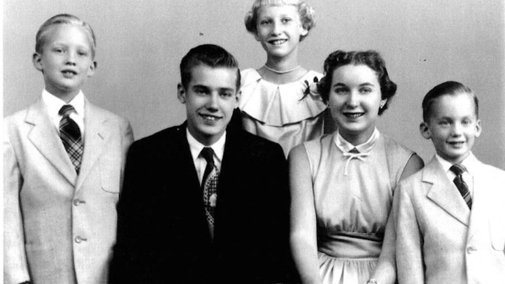 Donald, Freddy (con chaqueta oscura), Elizabeth (de pie), Maryanne y Robert.
