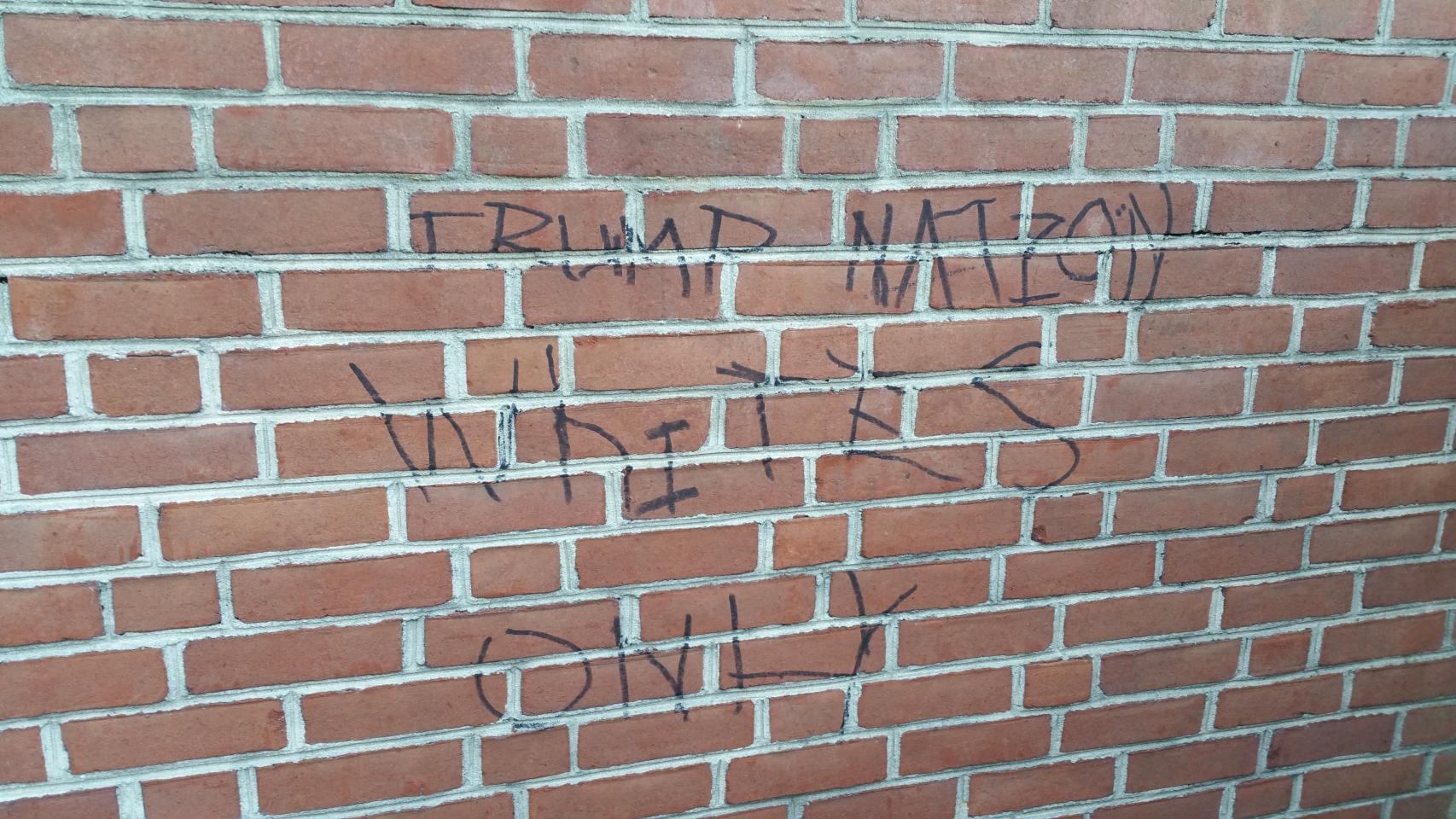 Otra pintada racista en la pared exterior de la Iglesia Episcopal de Nuestro Salvador.
