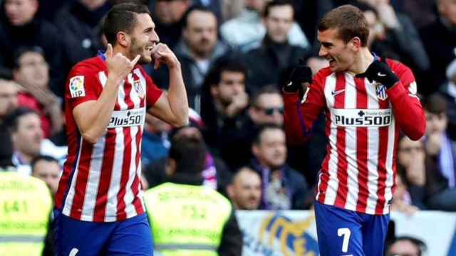 Koke y Griezmann celebran un gol en el Santiago Bernabéu.