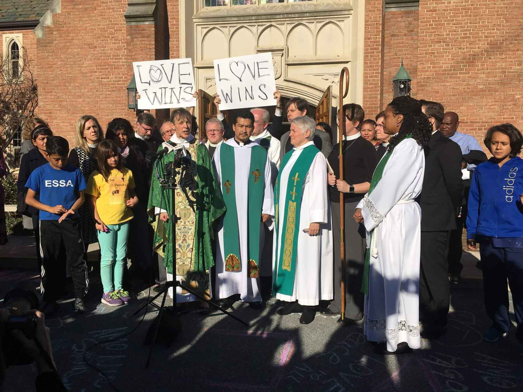 El amor vence, el lema con el padre Francisco (c) y su iglesia de Washington DC responde al odio.