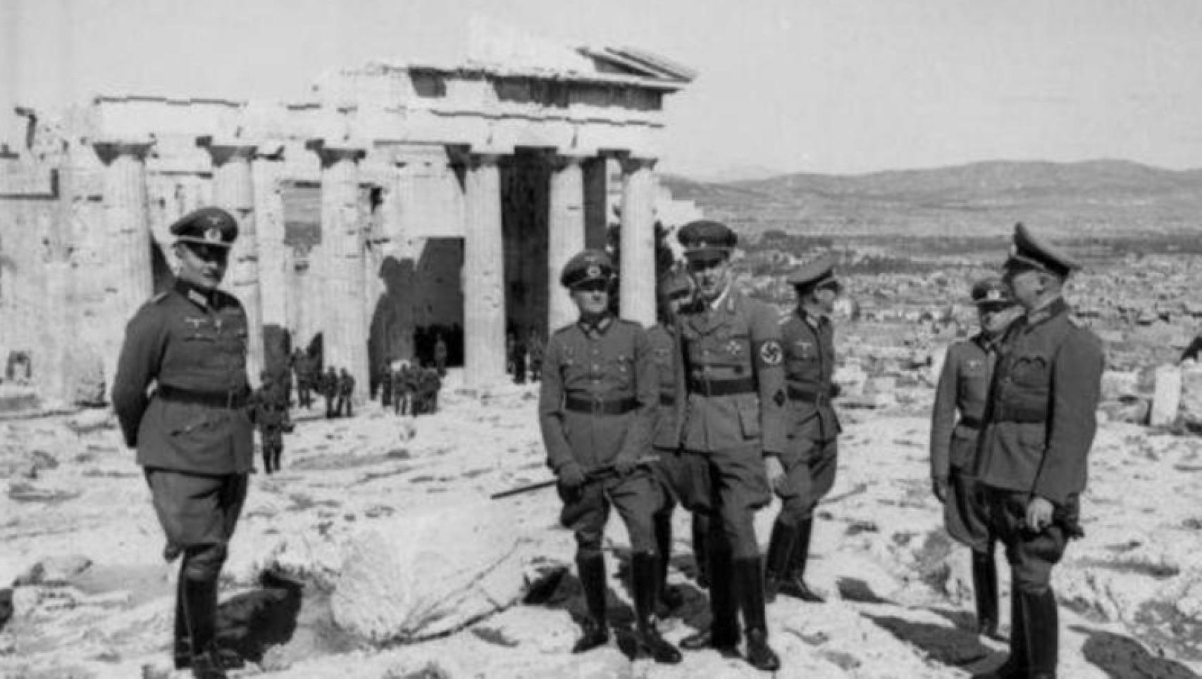 Walther Wrede, segundo por la derecha, posa junto a oficiales nazis.