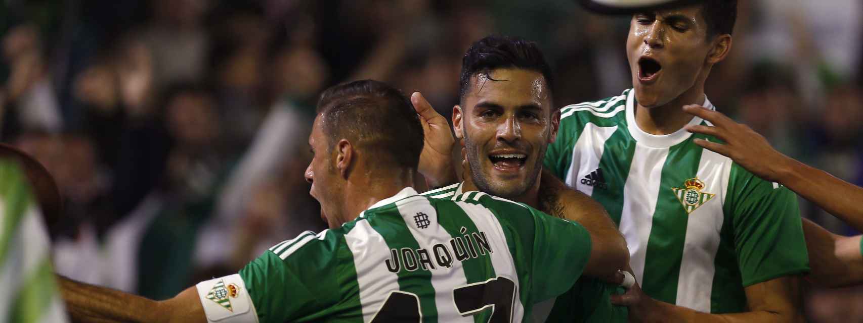 Joaquín celebra un gol con el Betis.