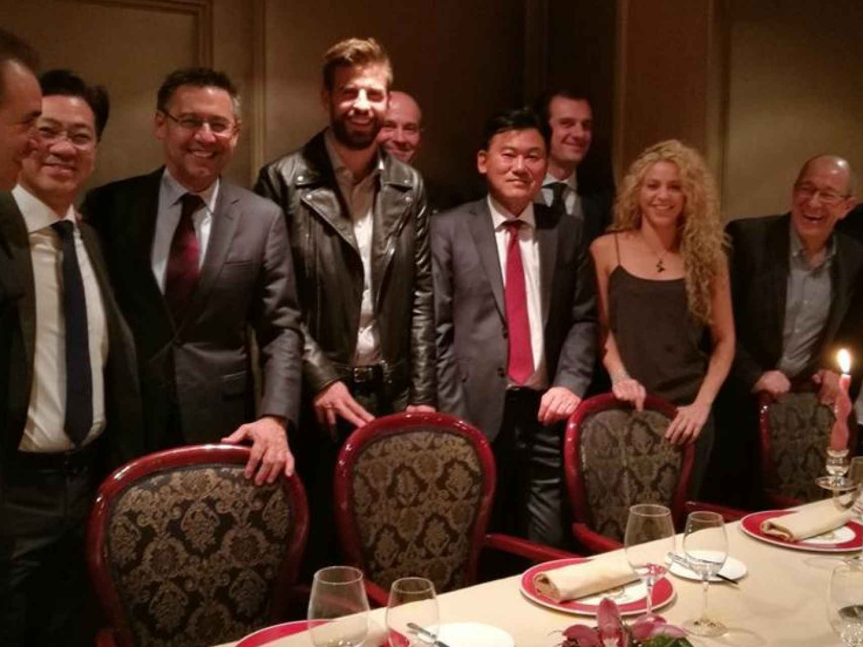 Gerard Piqué y Shakira, con Hiroshi Mikitani y parte de la directiva del Barça, el miércoles en Via Veneto