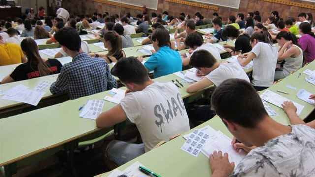 Los alumnos durante el examen de Selectividad.