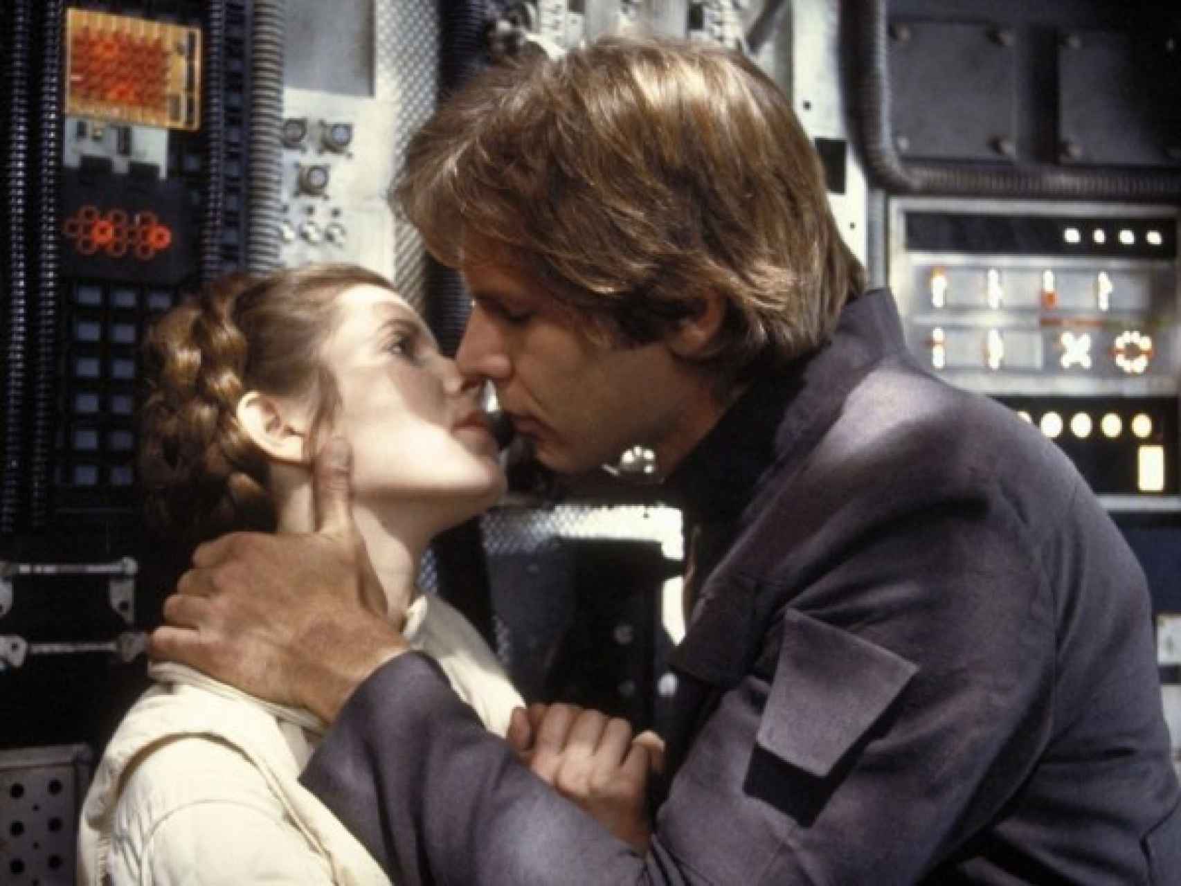 Mítico beso entre Harrison Ford y la Princesa Leia en Star Wars.