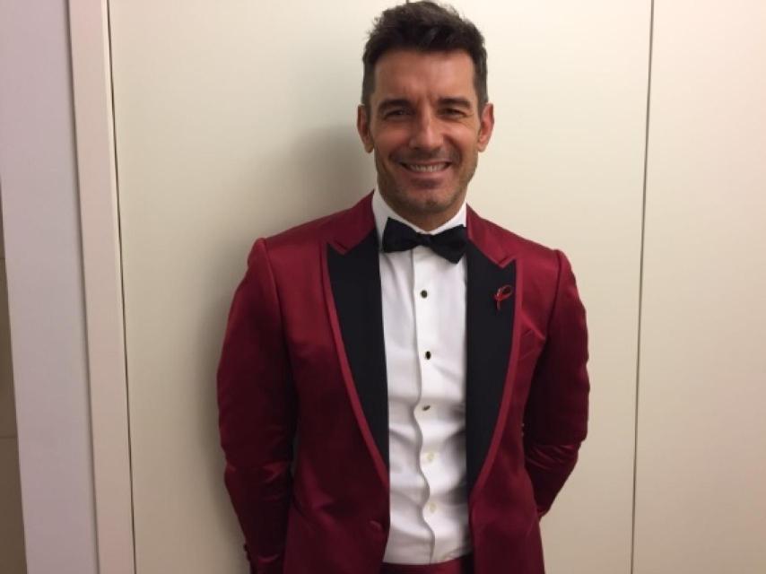 Jesús Vázquez viste de granate para la Gala Sida 2016.