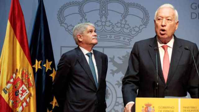Dastis y Margallo en el intercambio de carteras.