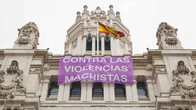 El Ayuntamiento de Madrid cuelga una pancarta contra la violencia machista