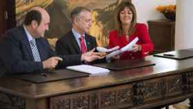 Ortuzar, presidente del PNV, con Urkullu y Mendia durante la firma del pacto de Gobierno.