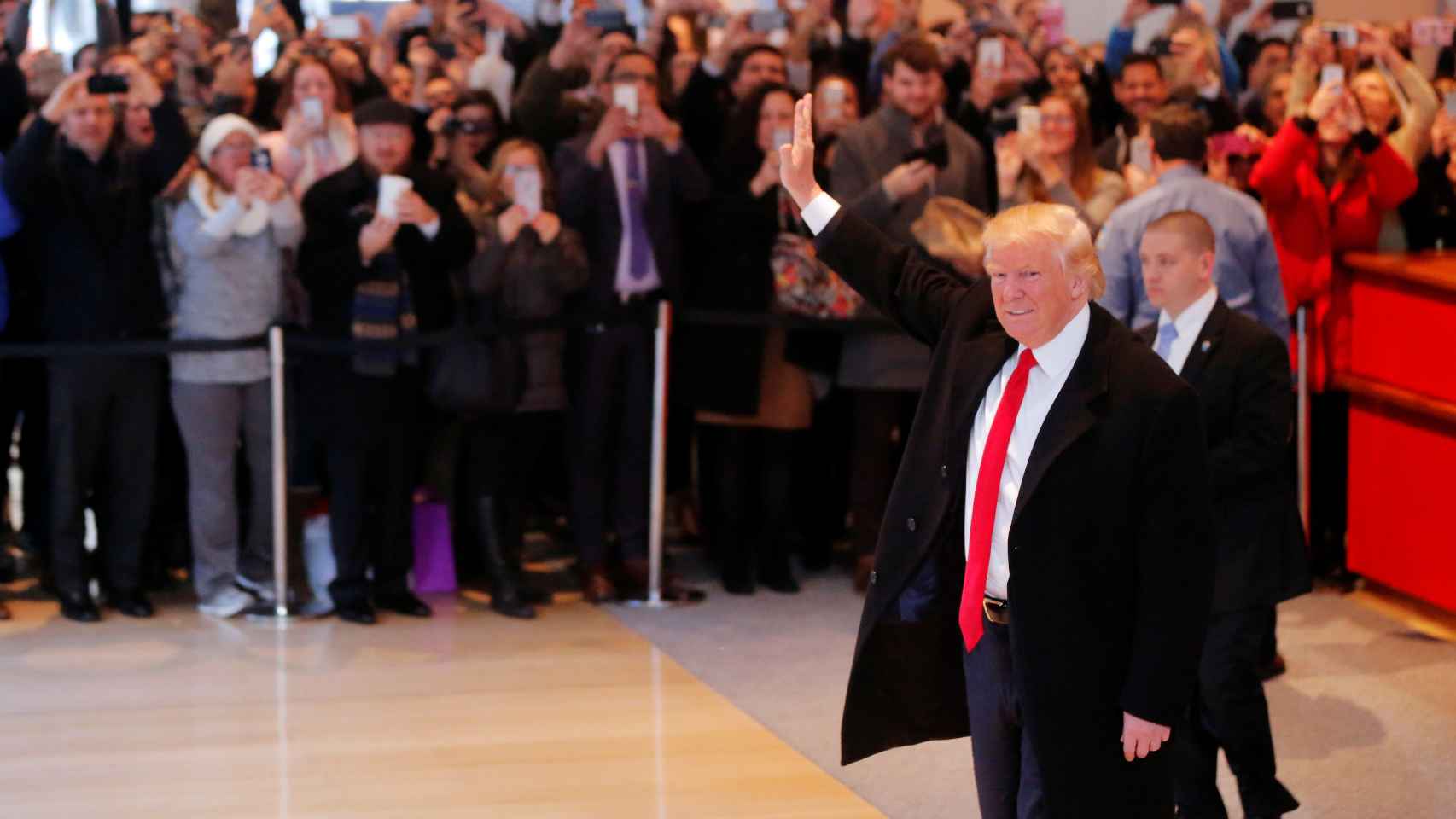 Trump saluda a sus seguidores a su llegada a las oficinas del 'New York Times'