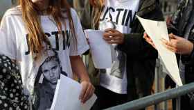 Fans de Justin Bieber a las puertas de su concierto de ayer, en Barcelona.