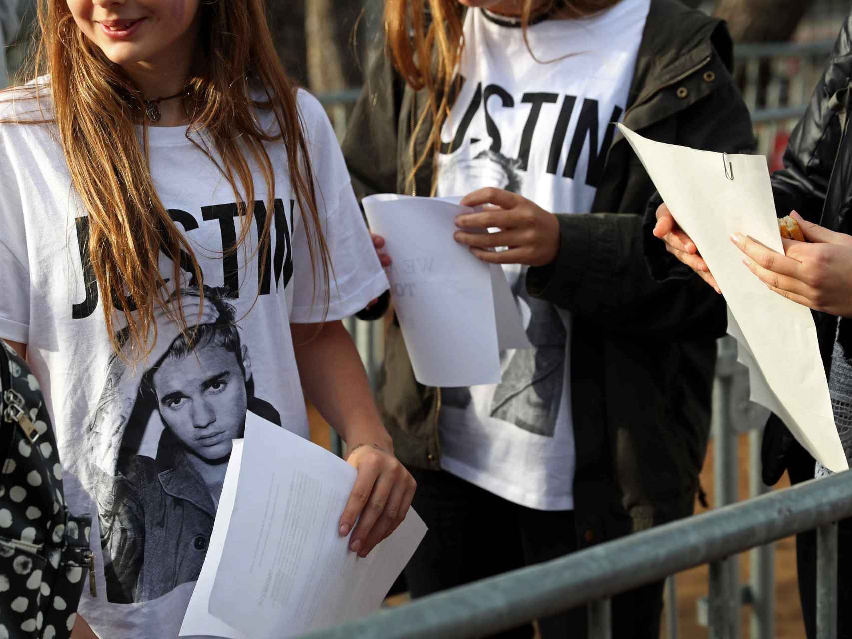 Fans de Justin Bieber a las puertas de su concierto de ayer, en Barcelona.