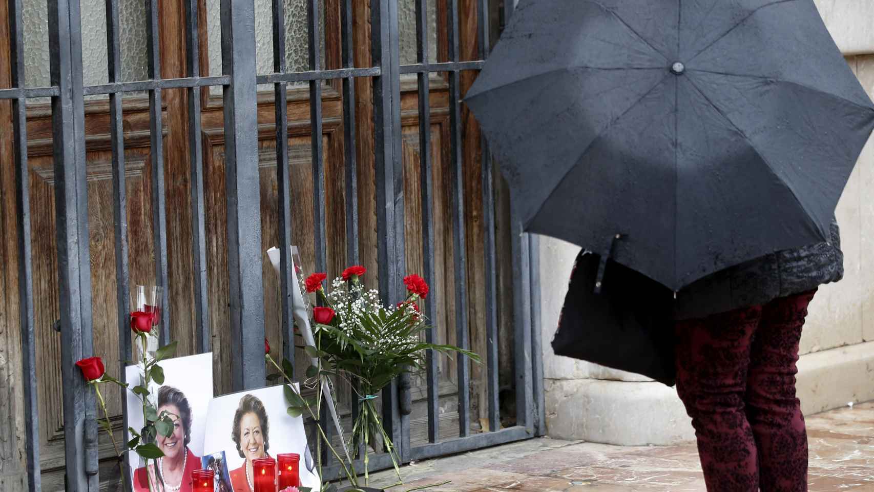 Fotografías y flores colocadas en el Ayuntamiento de Valencia en memoria de Rita Barberá.