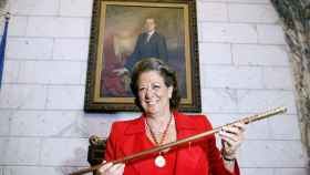 Rita Barberá, con el bastón de mando de Valencia.