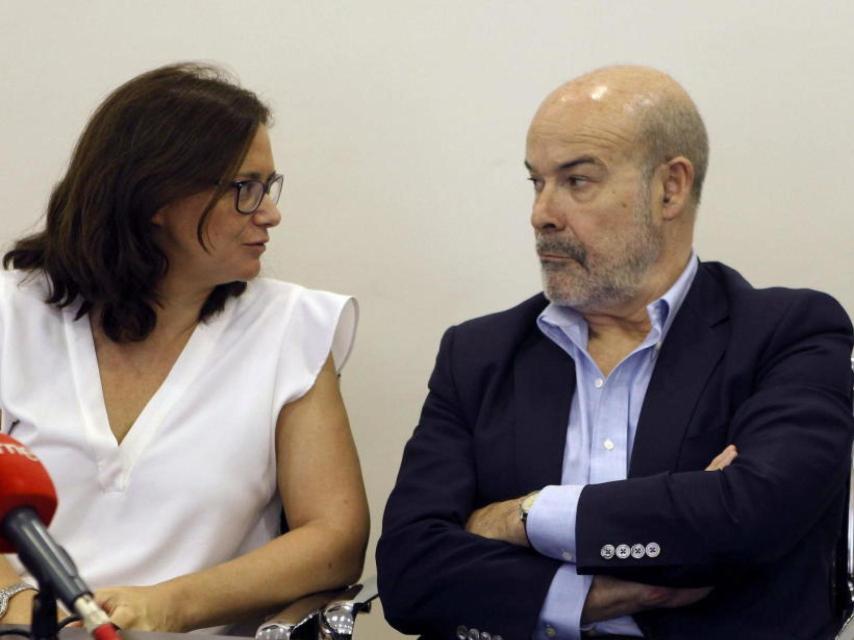 Lorena González, exdirectora del ICAA, junto a Antonio Resines.