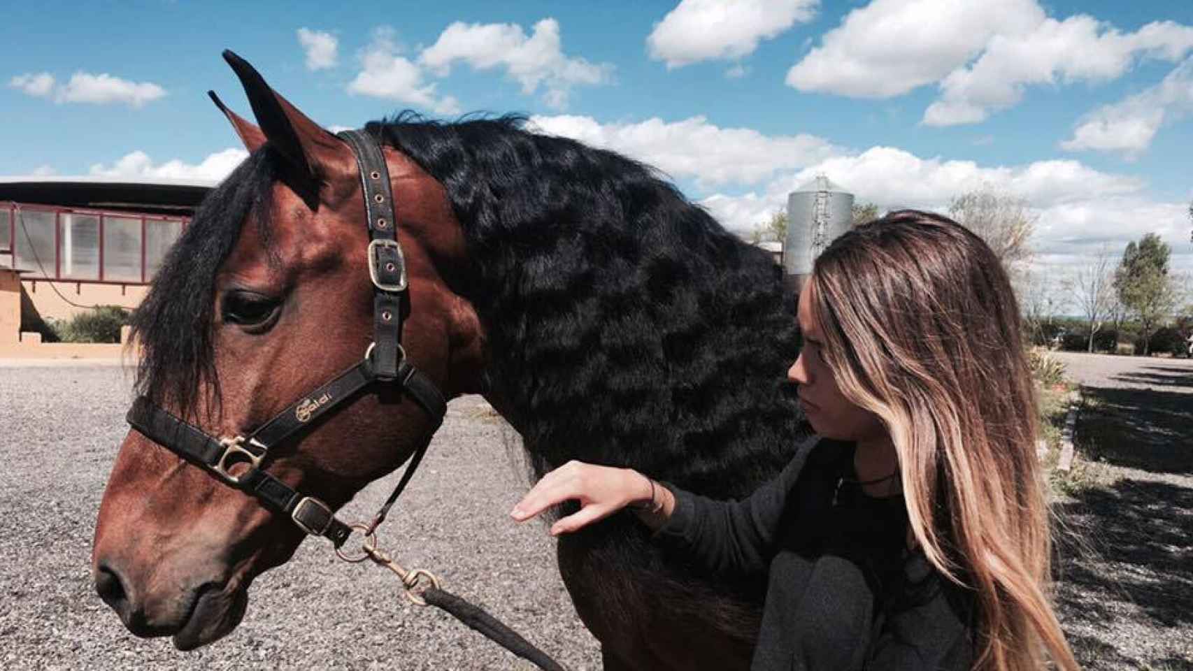 Las hijas de Figo han heredado de su madre la pasión por los caballos
