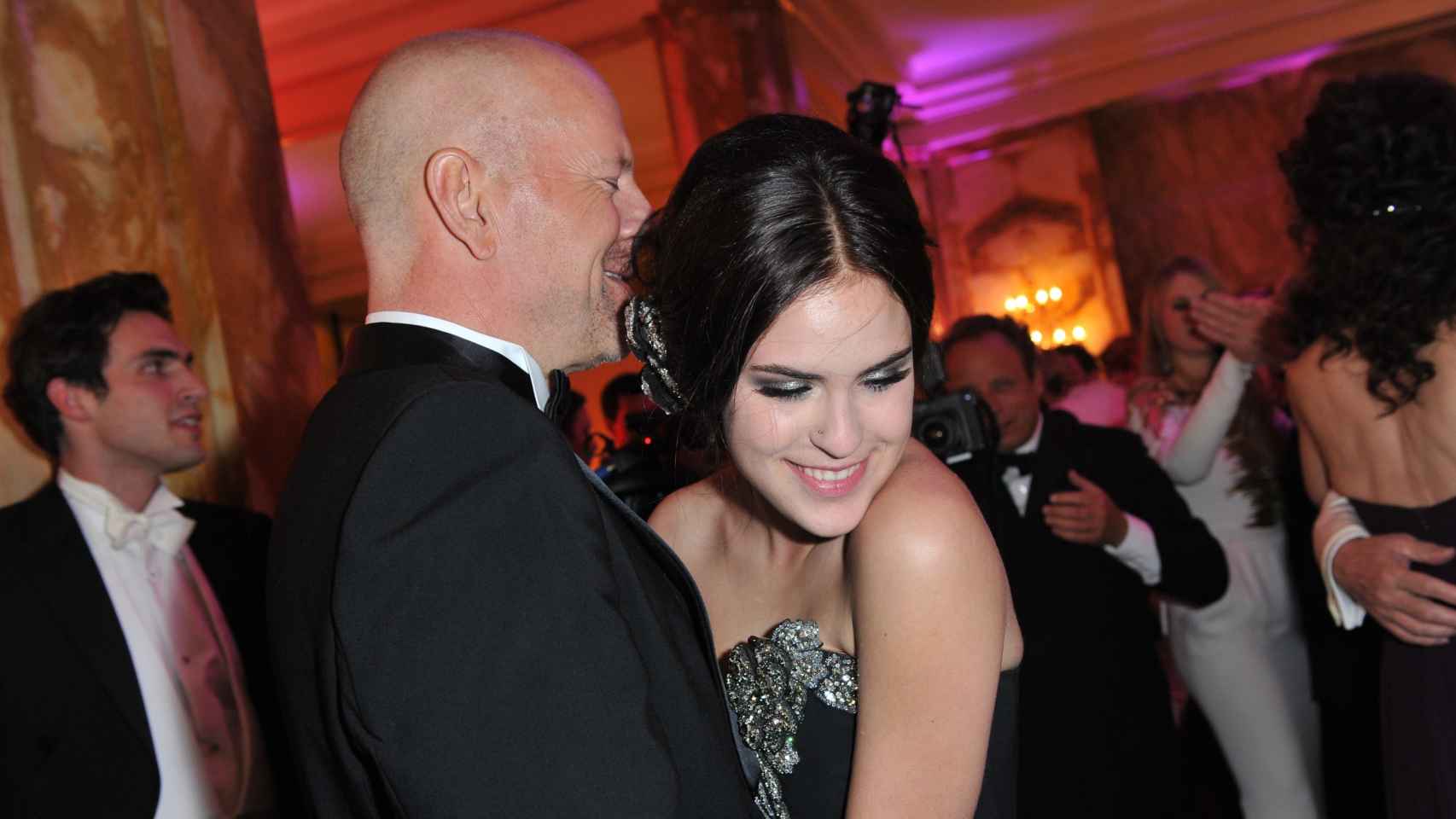 El actor Bruce Willis baila con su hija Tallulah en el Baile de Debutantes de París