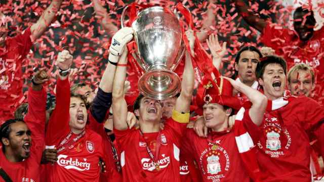 Gerrard levanta la Champions League en Estambul en 2005.