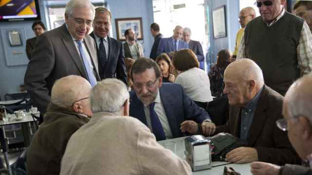 El presidente del Gobierno, Mariano Rajoy, en una reunión con pensionistas.