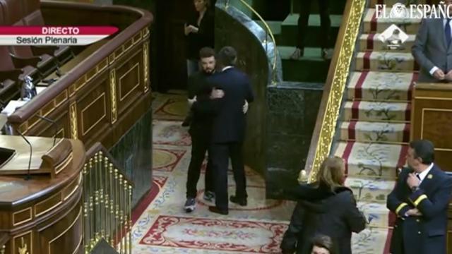 El momento en el que se produce el abrazo entre Rufián y Hernando.