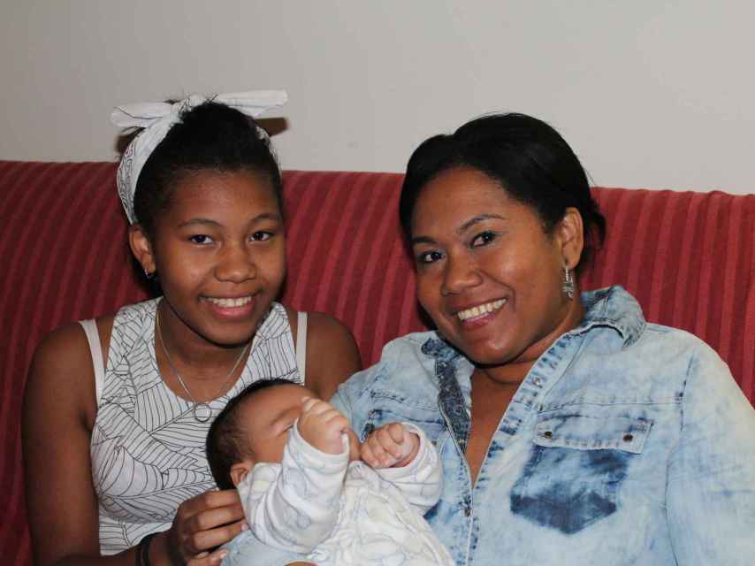 Juliana junto a su hija Cristina, de 13 años, y el bebé de su hermana Ada.