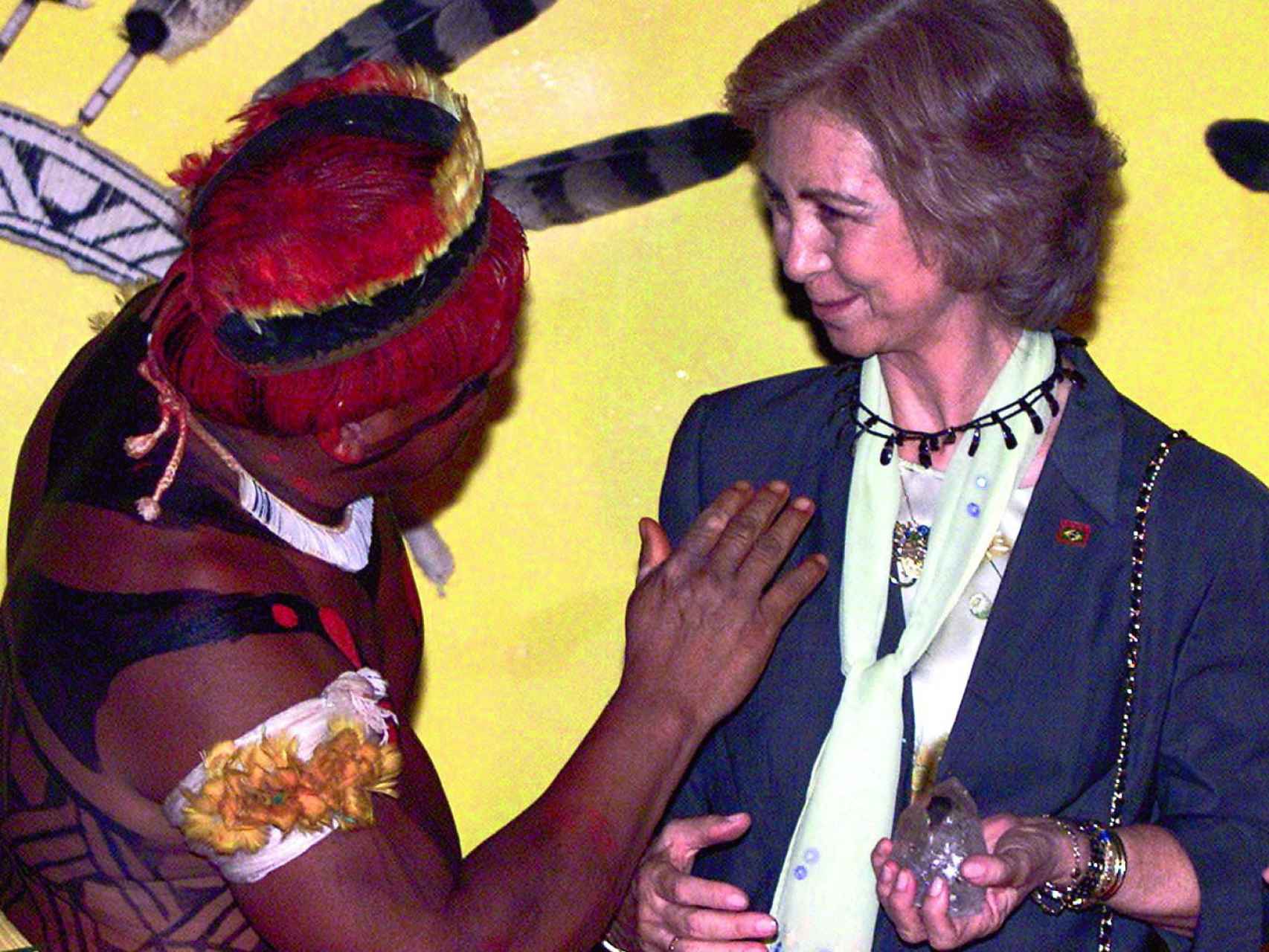 La reina Sofía con un jefe indio en un viaje a Brasil