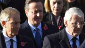John Major (d.), junto a los también ex primeros ministros británicos, David Cameron (c.) y Tony Blair (i).