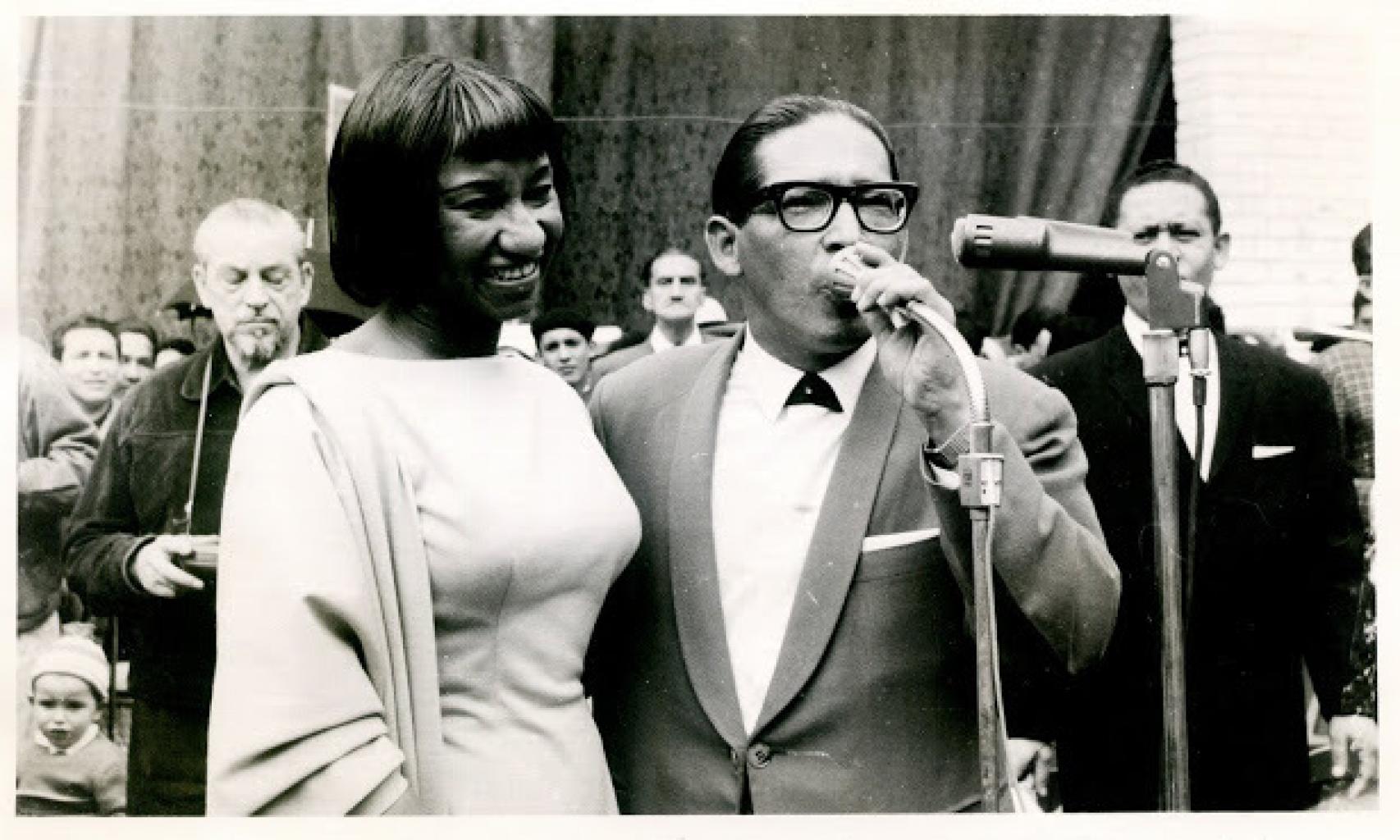 Lucho Bermúdez con Celia Cruz, en el Cabaret Tropicana de La Habana.
