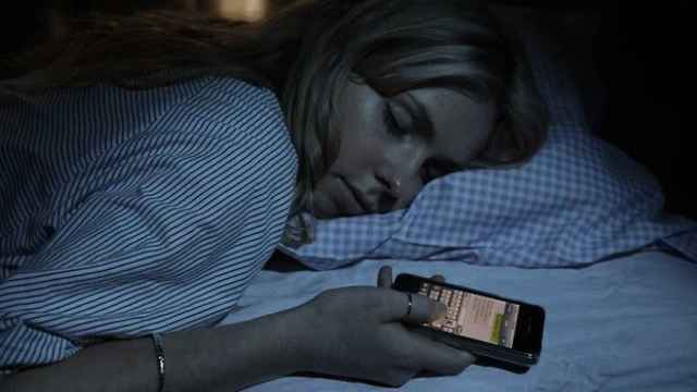 sleeping_with_smartphone-1