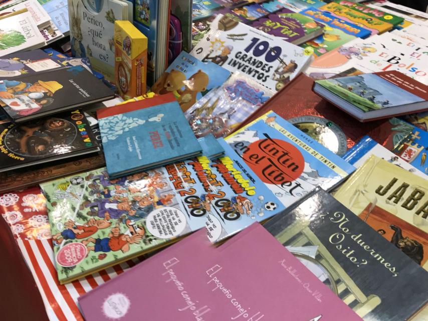 Puesto de libros donados por los alumnos del colegio.