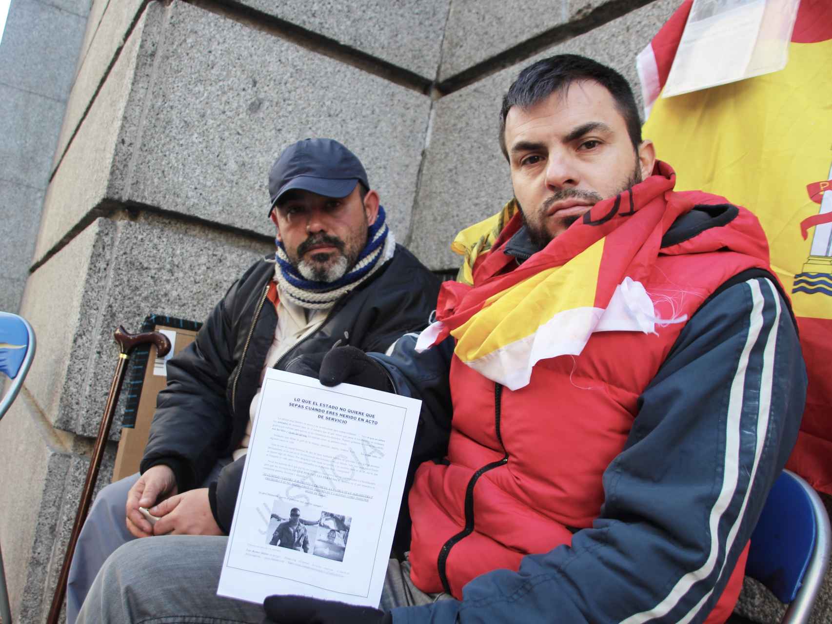 Andrés Merino (i) e Iván Ramos (d) llevan una semana a las puertas del Ministerio.