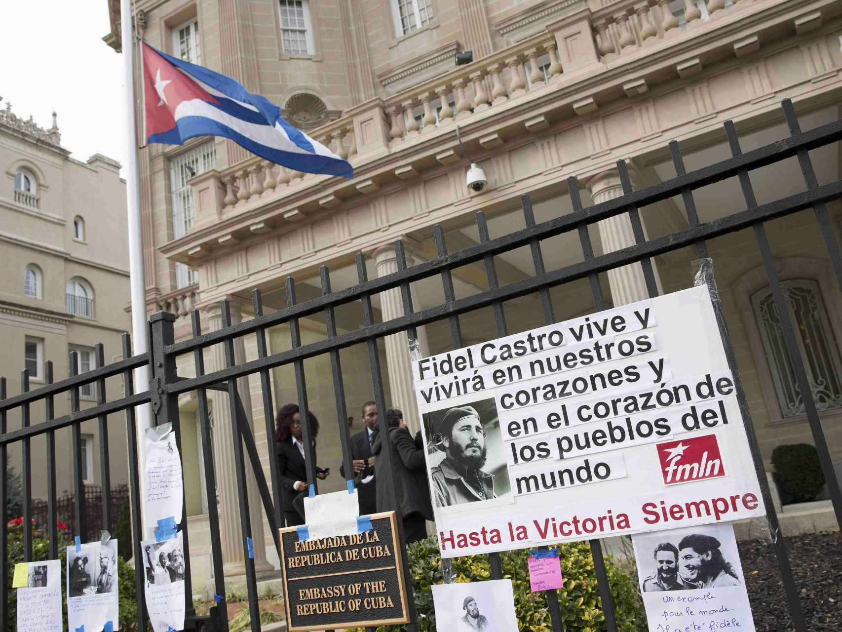La embajada de Cuba en Washington recibe algunas muestras de condolencias.