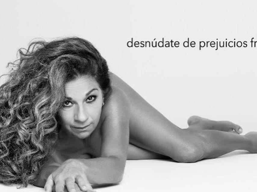Otro de los posados de la cantante para la misma causa.