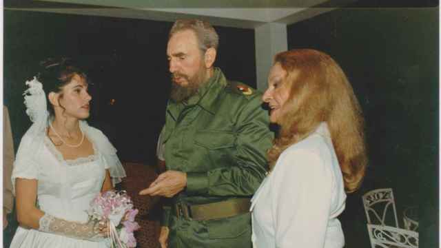 Idalmis, Fidel Castro y Dalia Soto del Valle en una imagen del día de la boda, en 1994.