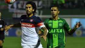 Thiaguinho, a la derecha con camiseta verde, en un partido del Chapecoense.